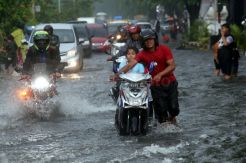 Hujan Beberapa Jam, Sejumlah Ruas Jalan di Surabaya Banjir