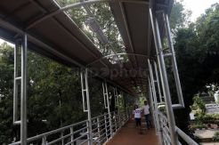 Atap JPO di Jalan Medan Merdeka Barat Rusak