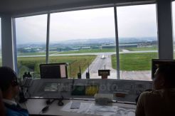 Pantauan Lalu Lintas Penerbangan dari Menara Airnav Semarang