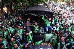 Ribuan Ojol Kawal Sidang Rekan Mereka di PN Surabaya