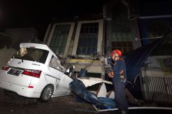 Hujan Lebat, Minibus Hancur Tertimpa Atap Ruko