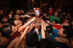 Berebut Berkah Dewa Rejeki di Klenteng Cokro