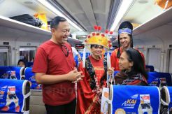 Rayakan Imlek, KAI Bagikan Kue Keranjang kepada Penumpang