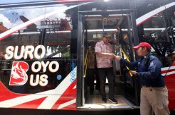 Jelang Lengser, Gus Ipul Jajal Suroboyo Bus