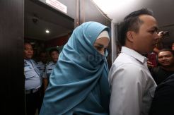 Mulan Jameela Jenguk Ahmad Dhani di Rutan Medaeng Surabaya
