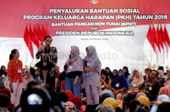 Presiden Jokowi Serahkan Bantuan Sosial PKH di Depok