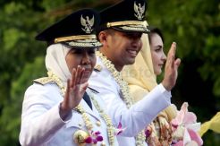 Menuju Grahadi, Khofifah-Emil Naik Kereta Ul Daul Pamekasan