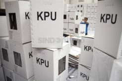 Perakitan Kotak Suara Pemilu di Surakarta