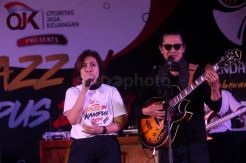 Gandeng Musisi Jazz, OJK Blusukan Kampus Surabaya