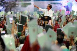 Presiden Jokowi Bagikan Sertifikat Tanah di Jakarta Selatan