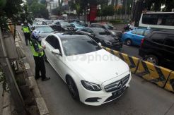 Kendaraan Penerobos Jalur Busway Terkena Tilang di Kawasan Mampang
