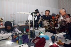 Menaker Hanif Dhakiri Resmikan Workshop Fashion Technology di Semarang