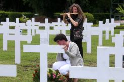 Warga Negara Belanda Ziarah Makam Leluhur