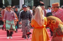 Menaker Hanif Dhakiri Hadiri Hari Sarung