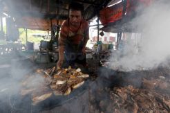 Jumlah Nelayan Kian Berkurang, Perajin Ikan Asap Kurang Pasokan