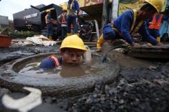 Perbaikan Pipa Bocor di Jalan Raya Kalimalang