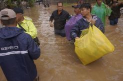 Plt Bupati Trenggalek Bagikan Logistik Korban Banjir