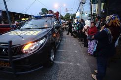 Polisi Bantu Angkut Penumpang KRL di Depok