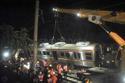Evakuasi KRL Anjlok Dilanjut Hingga Malam