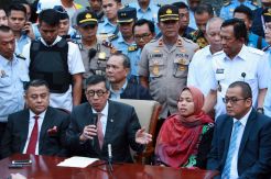 Tiba di Bandara Halim, Siti Aisyah Bebas
