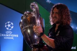 Legenda Barcelona Carles Puyol Sapa Penggemar di Surabaya