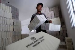 KPU Surabaya Distribusikan Logistik Pemilu 2019