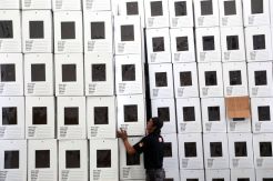 KPU Surabaya Rakit Kotak Suara Pemilu 2019
