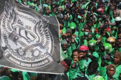 Ribuan Ojek Online Unjuk Rasa di Grahadi Surabaya
