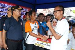 Mensos Kunjungi Korban Kebakaran di Krukut