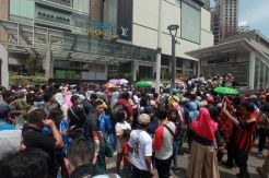 Penumpang Membludak di Hari Pertama Pengoperasian MRT Jakarta,