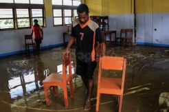 Siswa dan Guru Membersihkan Sekolah Pascabanjir Bandang Sentani