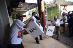 KPU Makassar Distribusikan Logistik Pemilu 2019