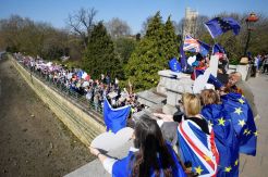 Pengunjuk Rasa Anti-Brexit Ambil Bagian Pada Demonstrasi Pro-Brexit