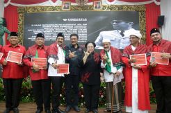 Megawati Serahkan KTA PDI Perjuangan