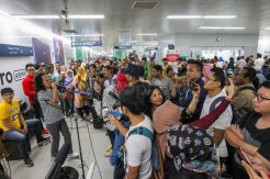 Amy Search Hibur Penumpang di Stasiun MRT Hotel Indonesia
