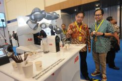 Robot YuMi Sajikan Kopi di Indonesia Industrial Summit