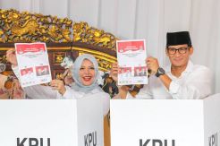 Cawapres Sandiaga Uno Nyoblos di TPS 002 Selong Kebayoran Baru