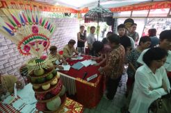 Warga Antusias Nyoblos di TPS Bhineka Tunggal Ika Surabaya