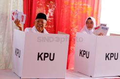 Cawapres Maruf Amin Gunakan Hak Suara di TPS 051 Koja Jakarta Utara