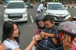 Komunitas KitaSatu Bagikan Cokelat di Jalanan