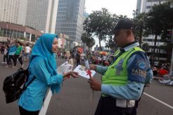 Peringati Hari Kartini, HIMA NU Indonesia Bagikan Bunga