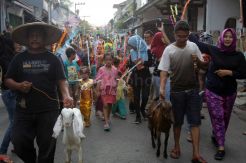 Tradisi Arak-Arakan Khitan di Kampung Bustaman Semarang