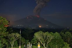 Gunung Agung Erupsi, Lontaran Abu Vulkanis Hingga 3.000 Meter