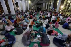 Masjid Al-Akbar Surabaya Siapkan Ribuan Menu Buka Puasa
