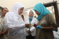 Gubernur Jatim Khofifah Kunjungi Pasien Wiji Fitriani di RSJ Menur