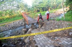 Menyeberangi Jembatan Ambrol di Jabungan Semarang