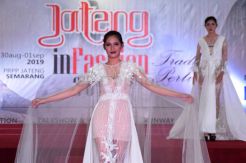 Peragaan Busana Meriahkan Launching Jateng in Fashion