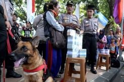 Cagah Peredaran Uang Palsu, Polisi Patroli di Kawasan Tugu Pahlawan