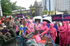 Bhayangkari Polda Jateng Berbagi Takjil Ramadan