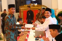 Presiden Jokowi Bayar Zakat Mal Rp 55 Juta di Istana Negara